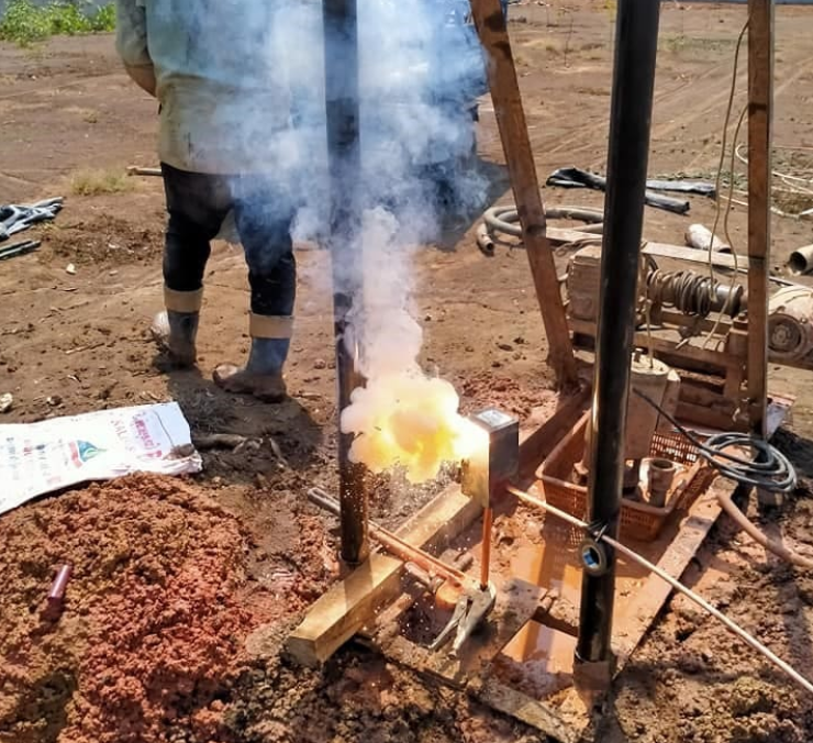 Thợ khoan lỗ chống sét tại khu vực Tỉnh Long An