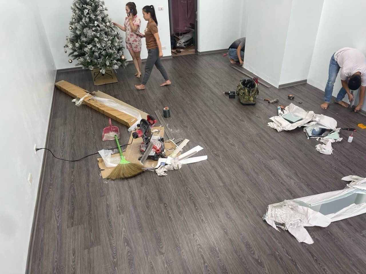 Chuyên làm sàn nhựa giả gỗ tại Tân Phú