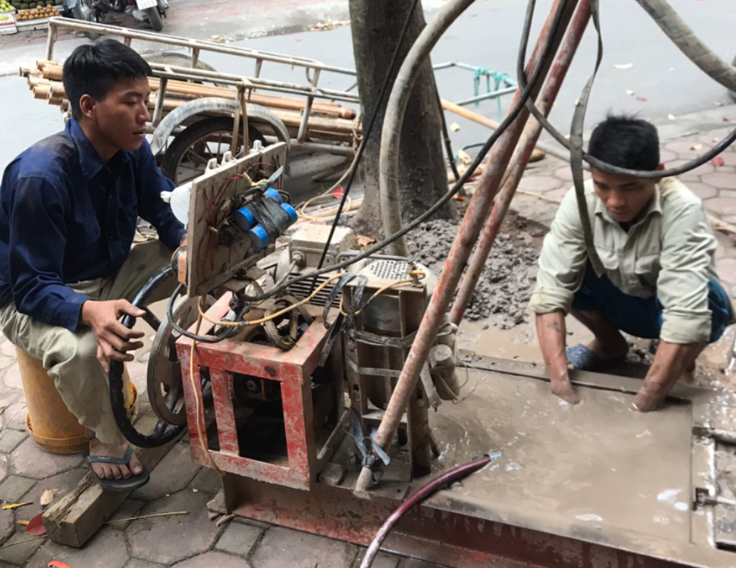 Thợ khoan giếng nước sinh hoạt khu vực Tân Uyên