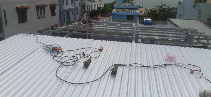 Nhận thi công lợp mái tôn chống nóng nhà xưởng tại Thuận An
