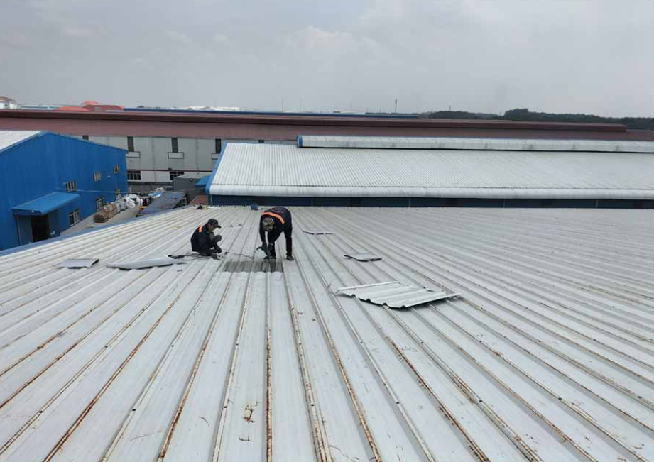 Thi công lợp mái tôn nhà xưởng tại KCN Sóng Thần
