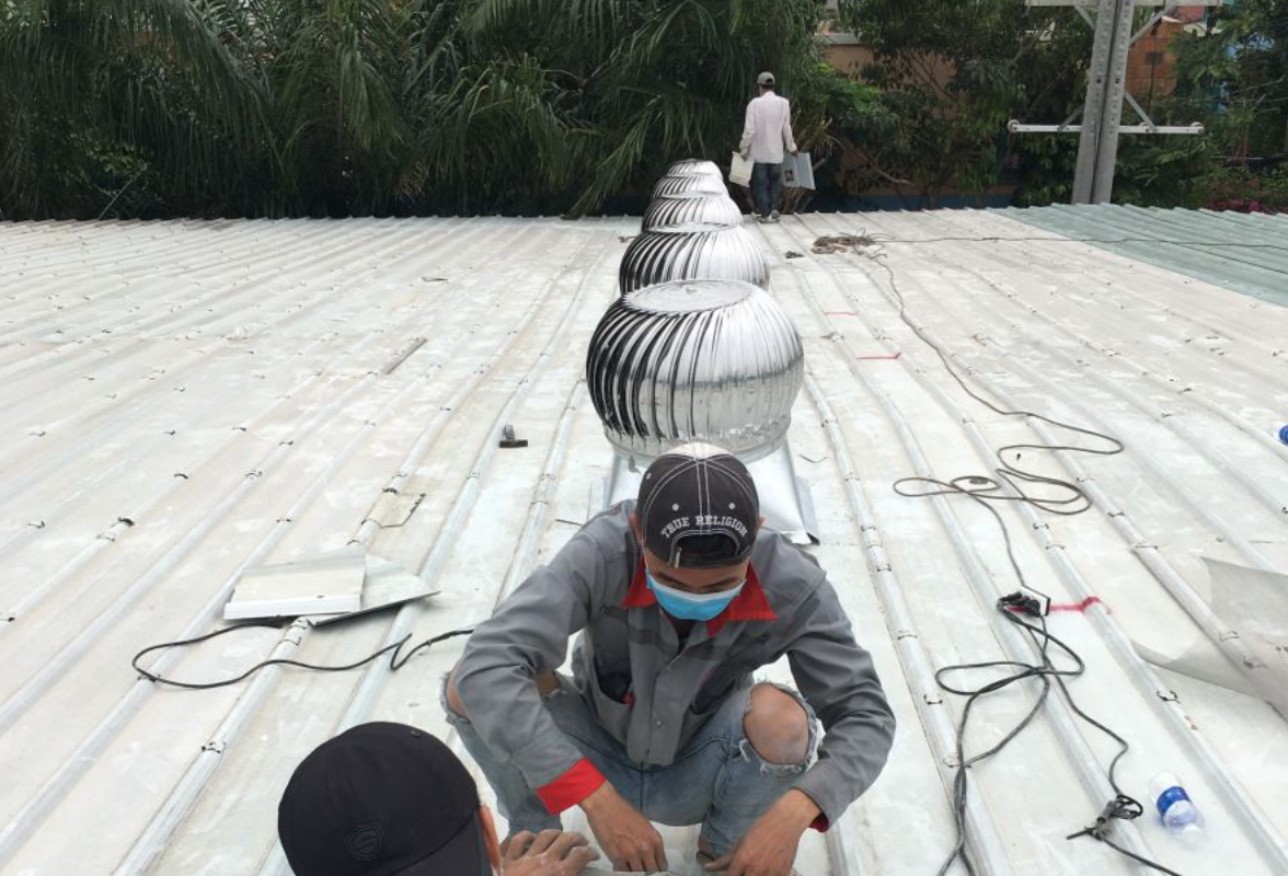 Thi công lắp quả cầu hút nhiệt nhà xưởng trên mái tôn